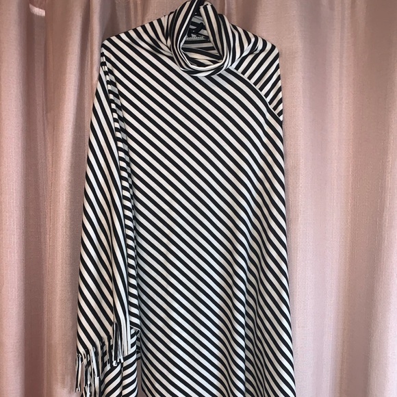 Beautiful black and white stripe poncho - Picture 3 of 6